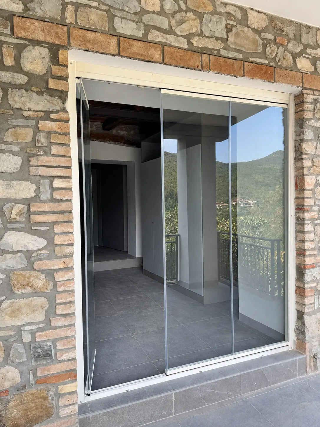 Sistema vetrato con pannelli aperti verso il passaggio